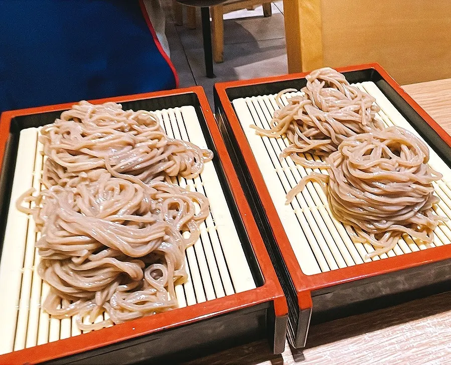 Cold soba served in flat-plate style