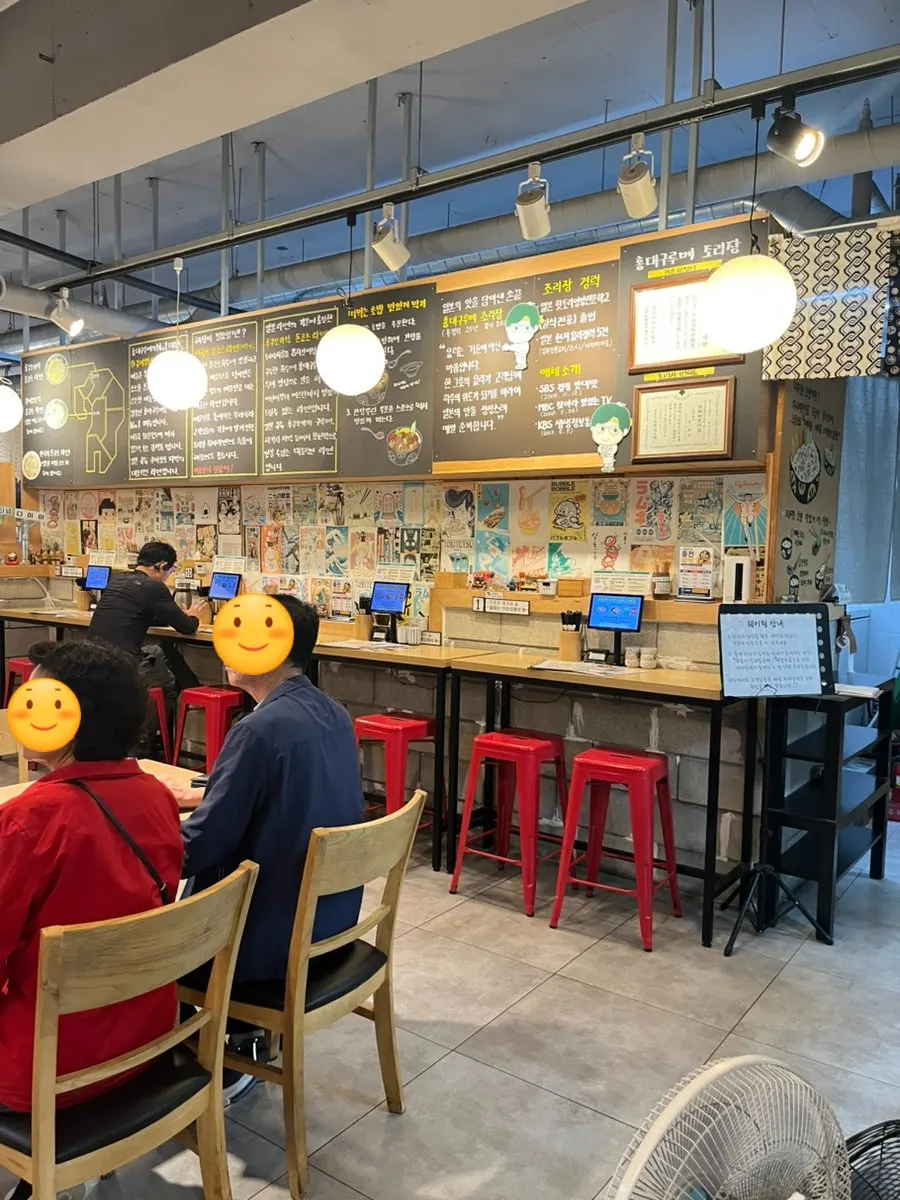 Solo dining seats and group tables at Hongdae Gureume Incheon Nonhyeon Branch