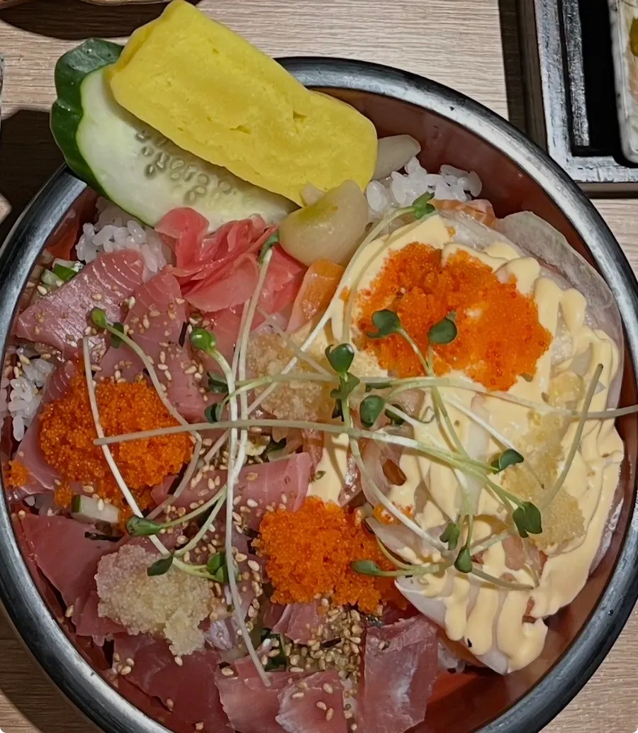 Bowl sushi topped with salmon and tuna
