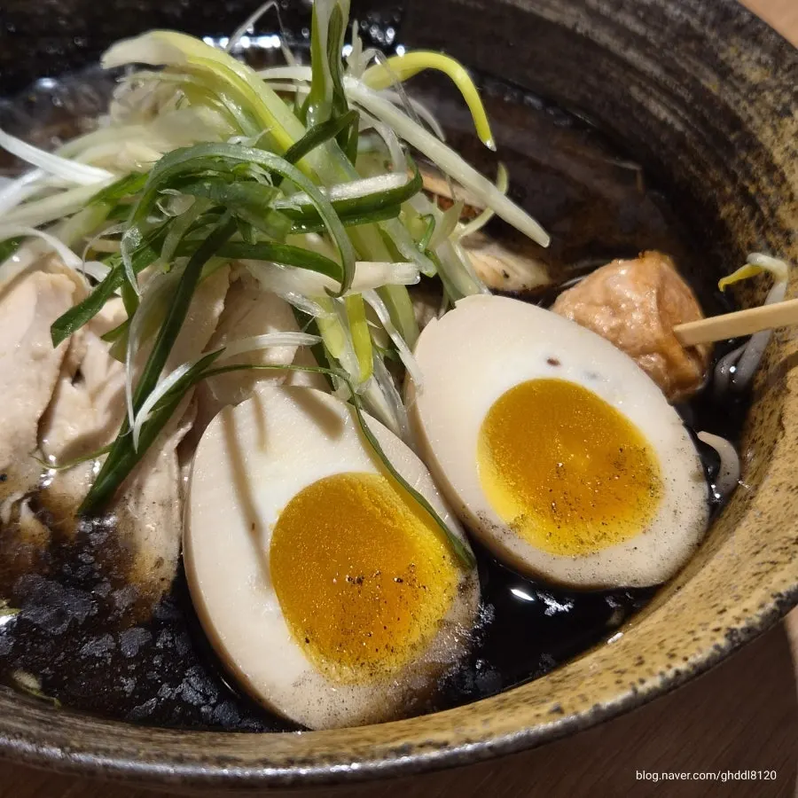 黒にんにくソース入りの熊本式スペシャルラーメン