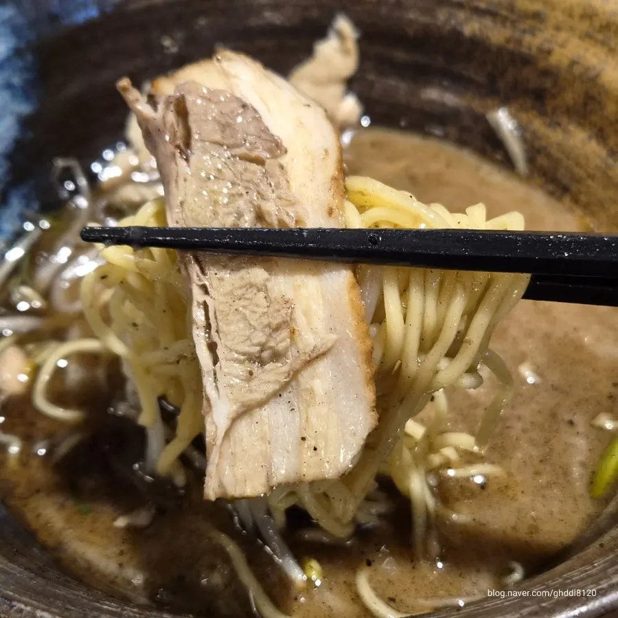 チャーシューと低温調理チキンが乗ったラーメンのクローズアップ