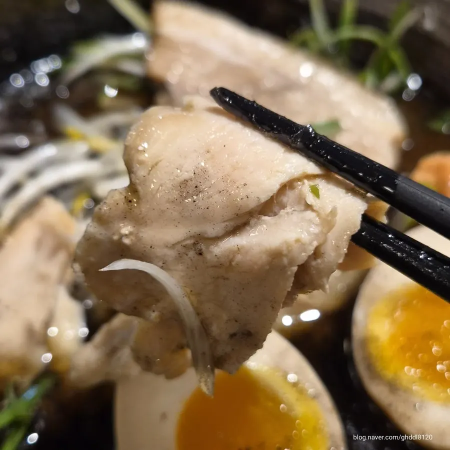 半分に切った味付け卵とラーメンのトッピング