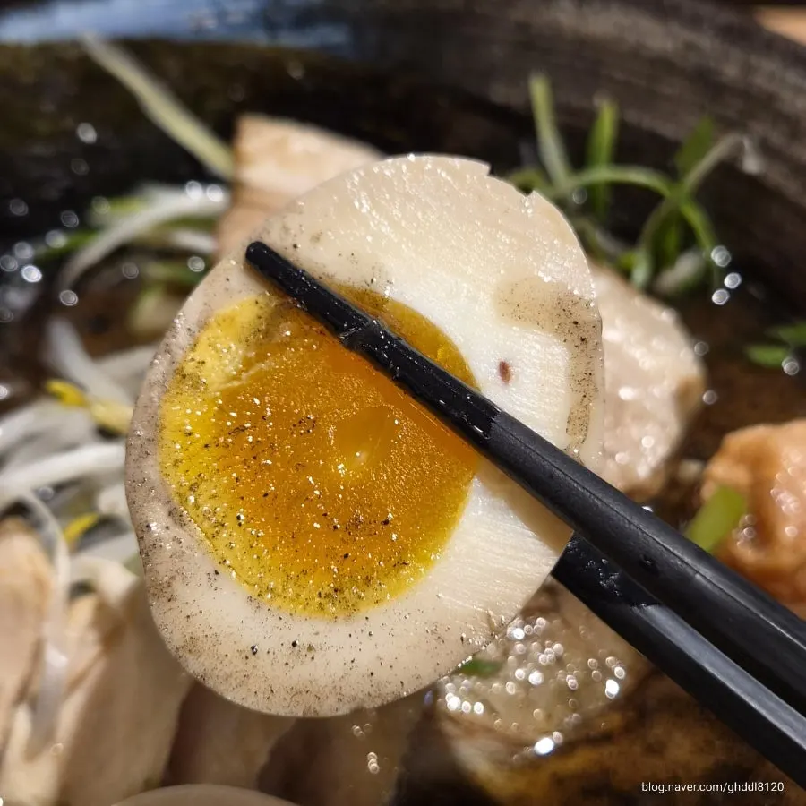 もやしとネギがたっぷり乗った豚骨ラーメン