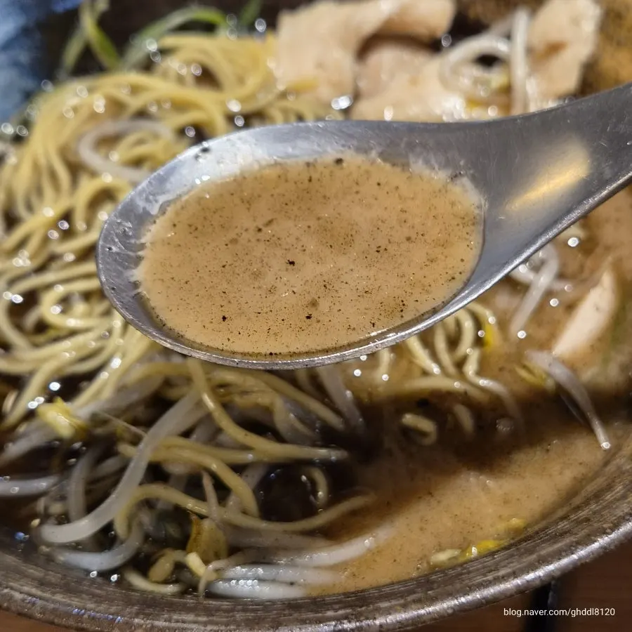 細麺を持ち上げたラーメン