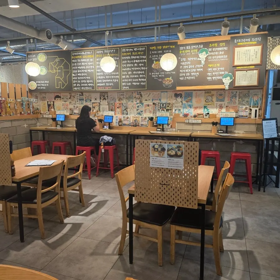 Interior view with 4-person tables arranged