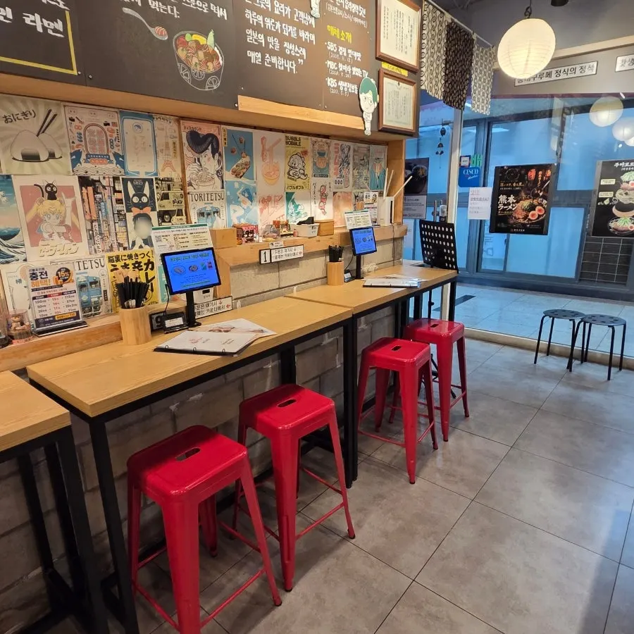 Bar table seating for solo dining