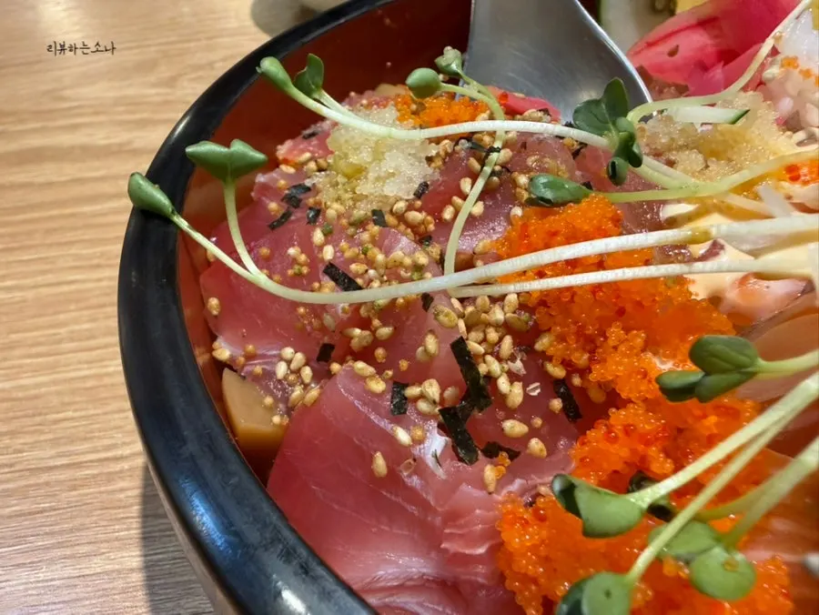 Scooped sushi topped with salmon and tuna