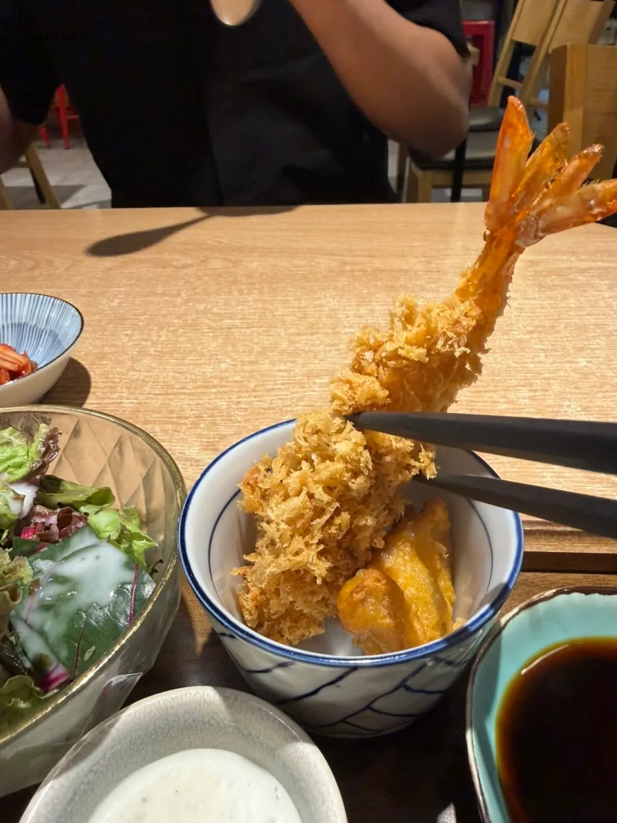 Side dishes including fried shrimp and salad from the set meal