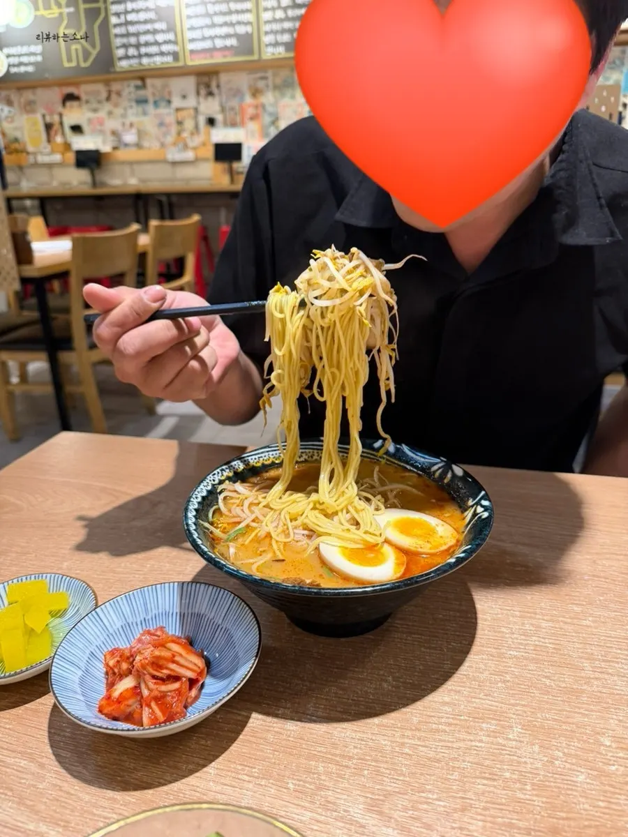 매운맛계란라멘 국물과 면 클로즈업