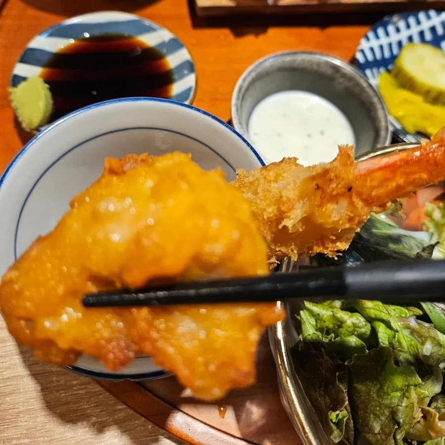 Tempura and salad served with the sushi set