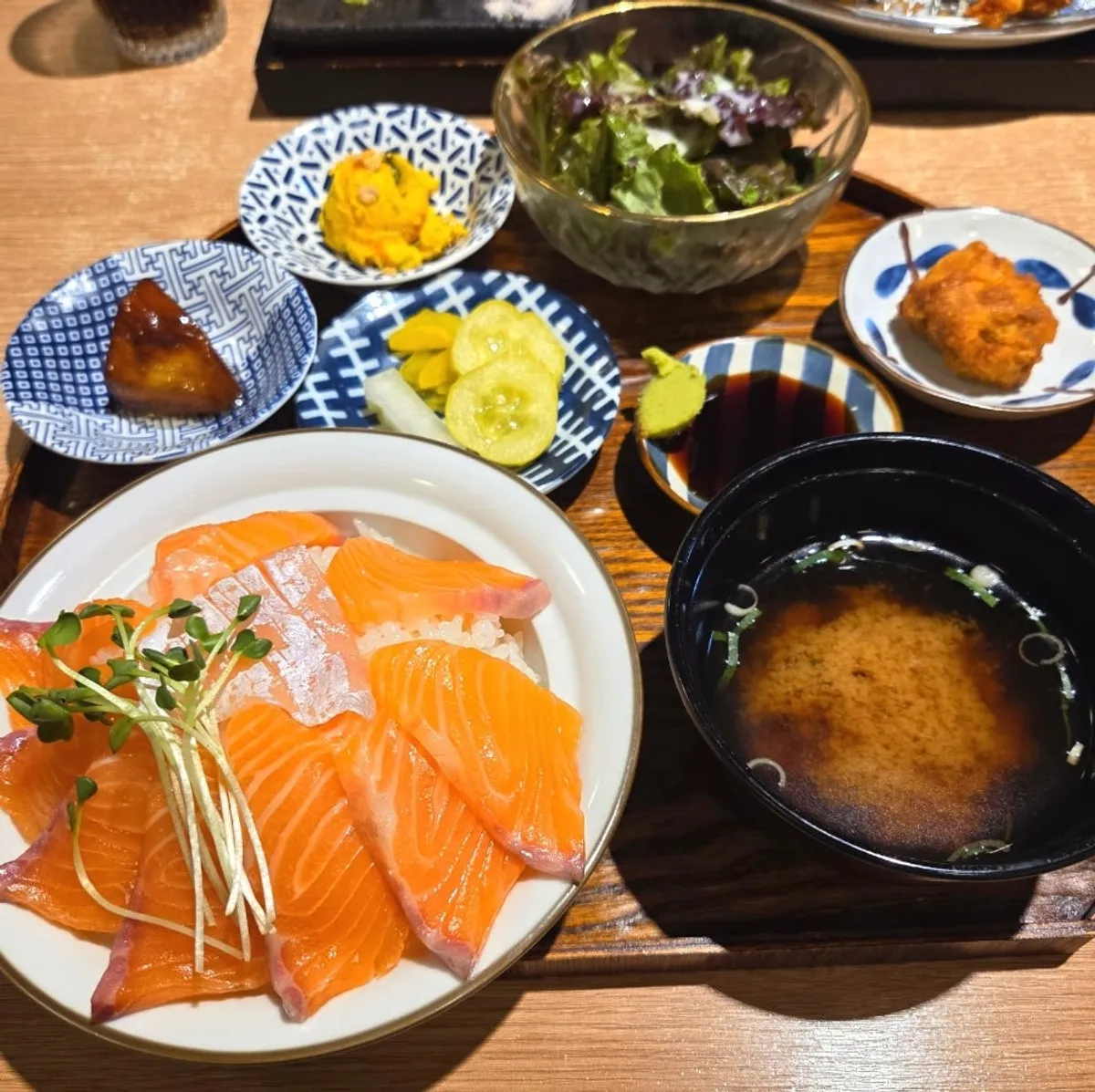 홍대구루메 인천논현점 눈꽃더블 치즈카츠와 사케동 정식 상차림