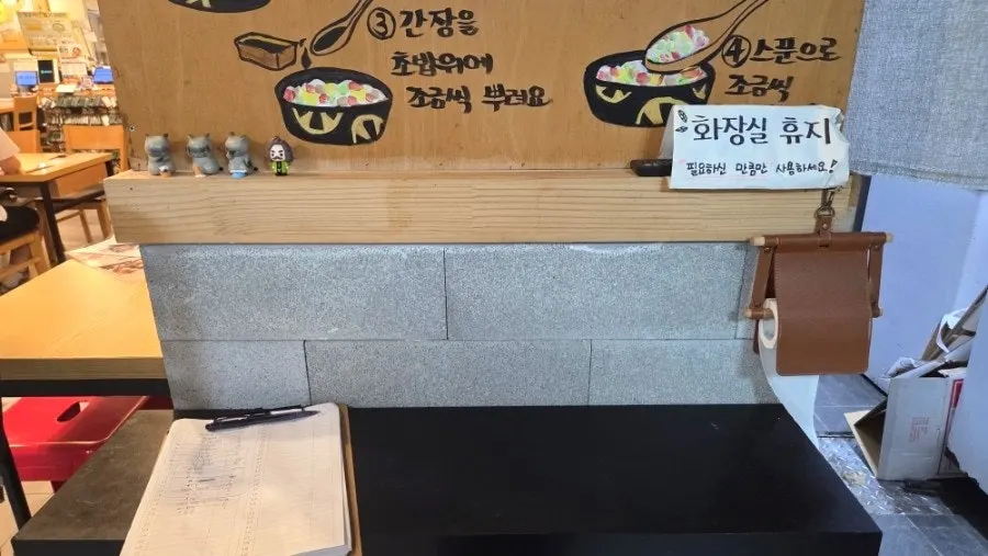 테이블에 비치된 앞치마·머리끈·핸드폰 거치대