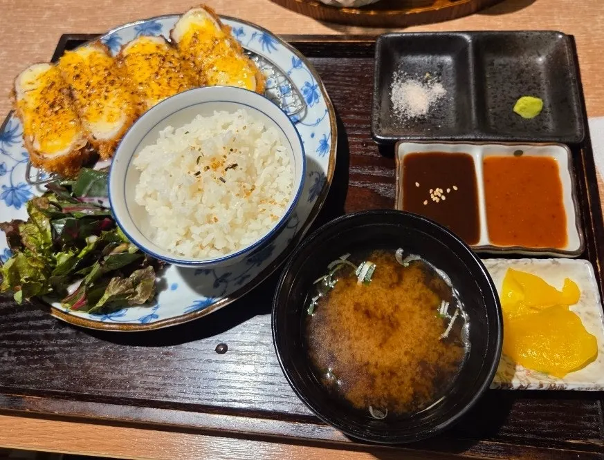 눈꽃더블 치즈카츠 정식 한 상
