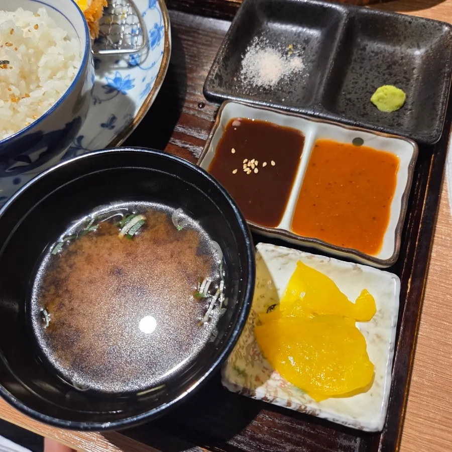 토치로 구운 치즈가 올라간 눈꽃더블 치즈카츠