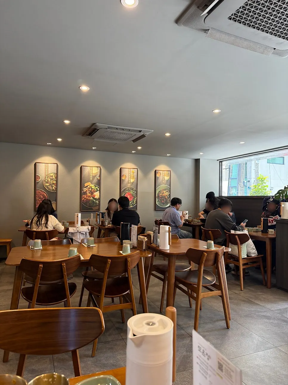 Table at Doonjeong with a CatchTable sign attached