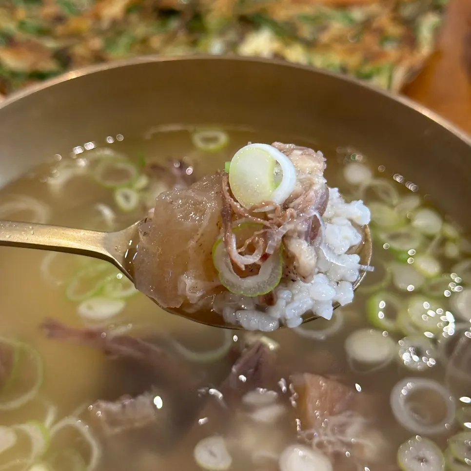 Clear hanwoo gomtang loaded with meat