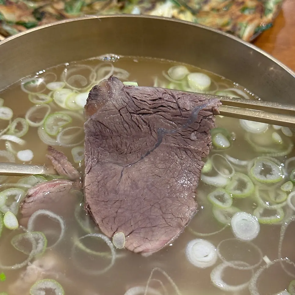 Tendon, brisket, and shank visible in the gomtang