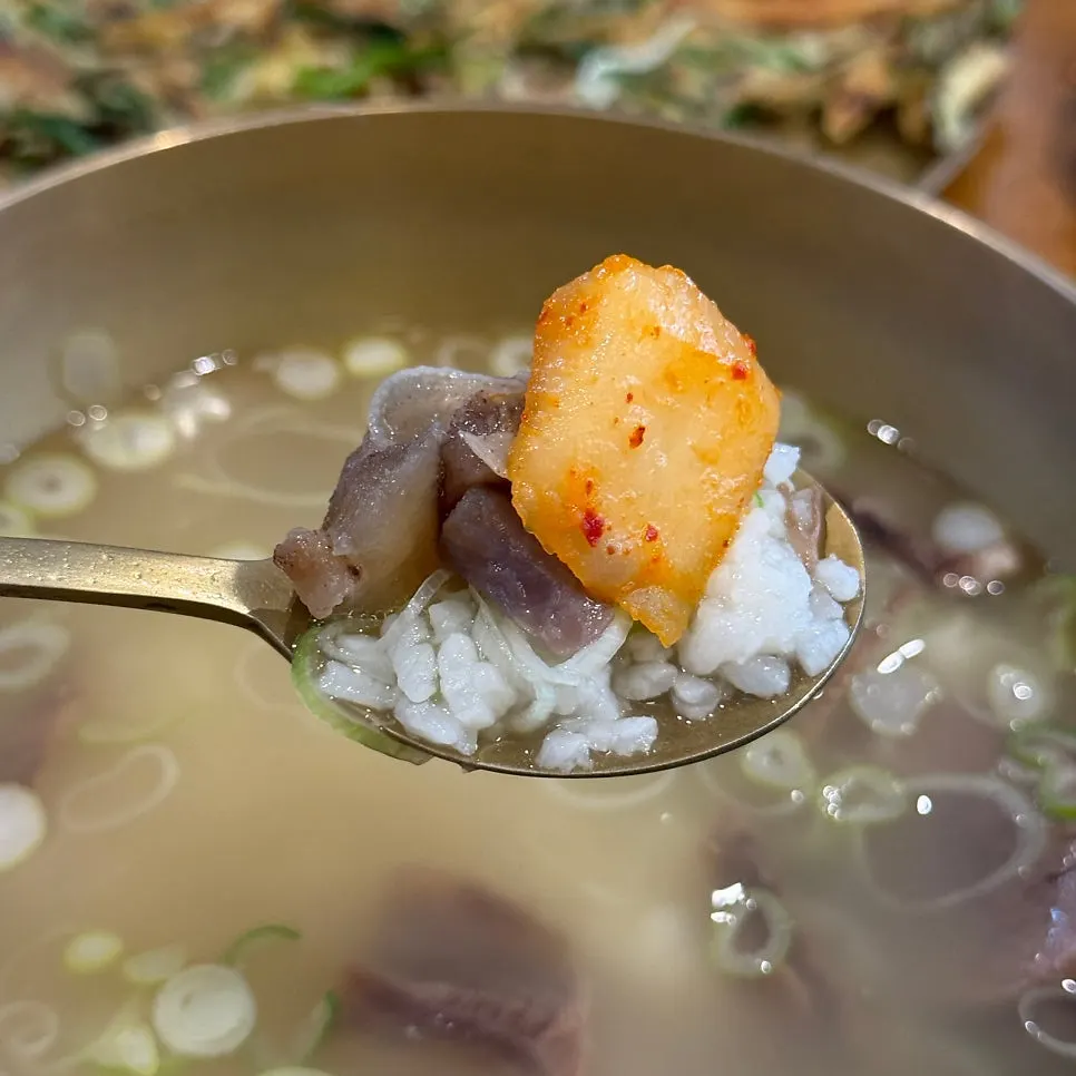 A spoonful of clear hanwoo gomtang with rice