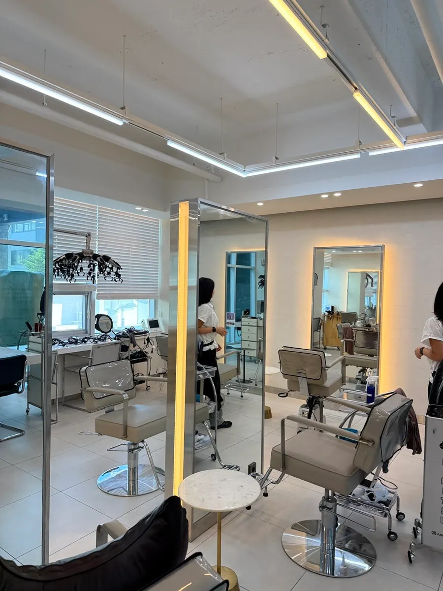 Directions to the second-floor salon near Hongik University Station