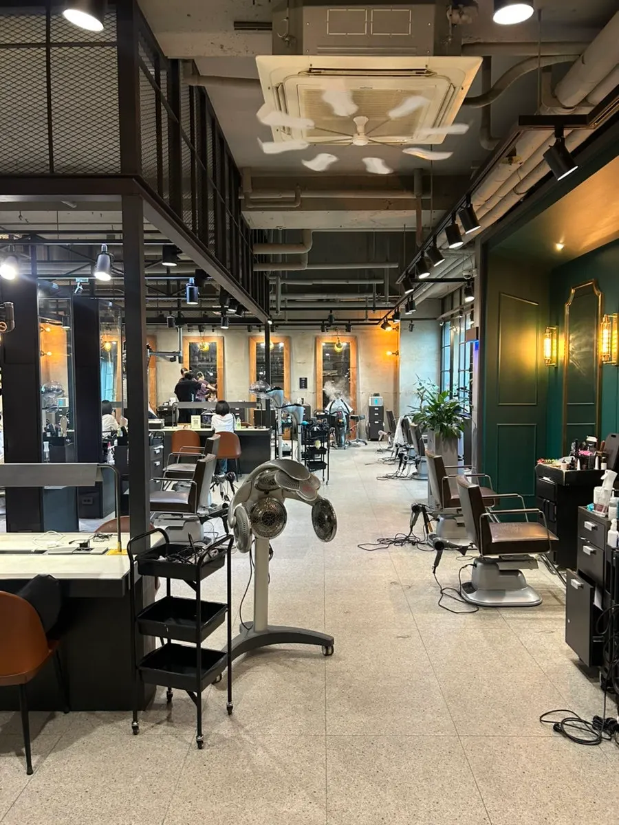 Mirror and styling seats at Juno Hair Hongdae Entrance Branch