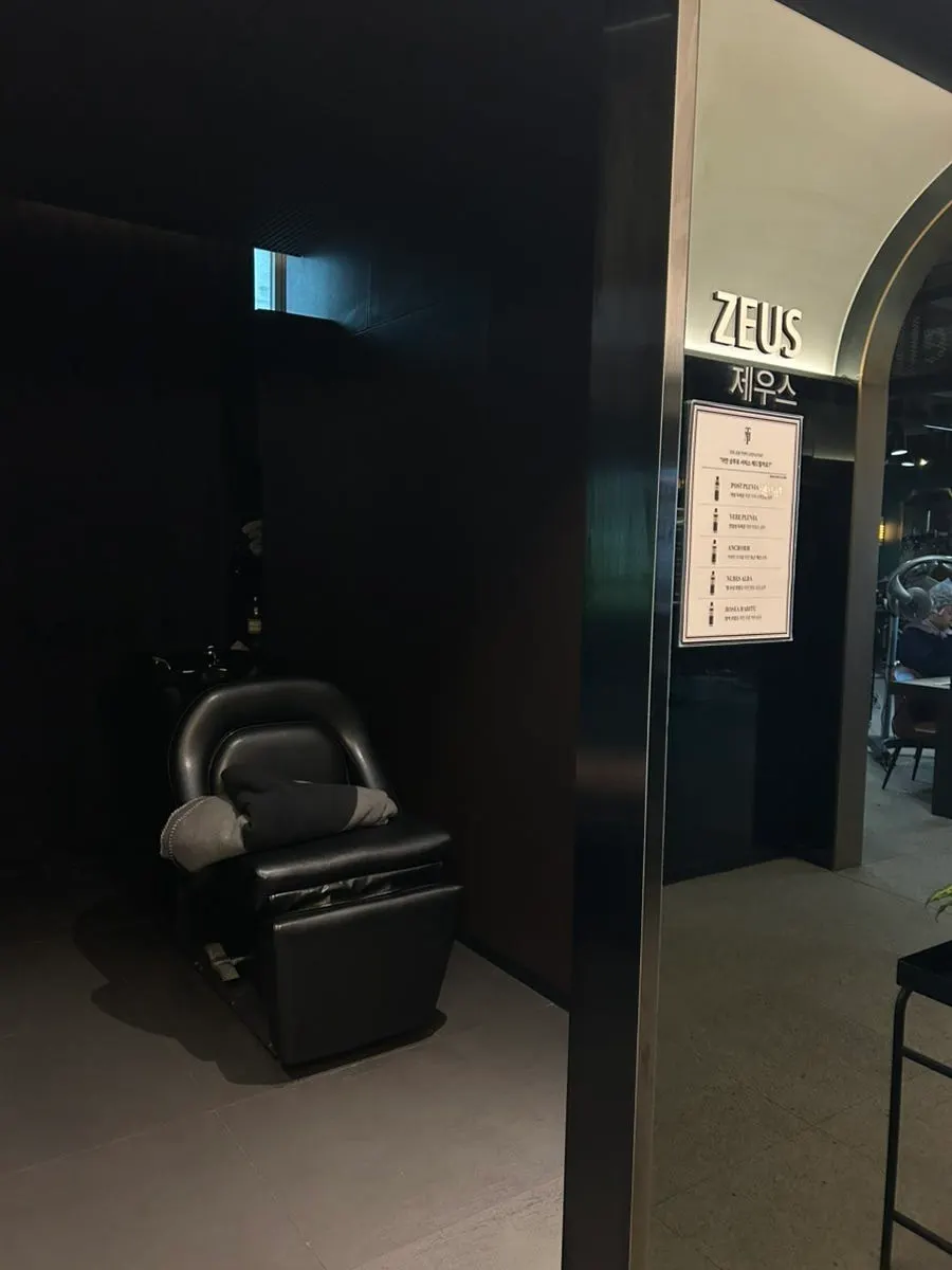 The separate, dimly lit shampoo room