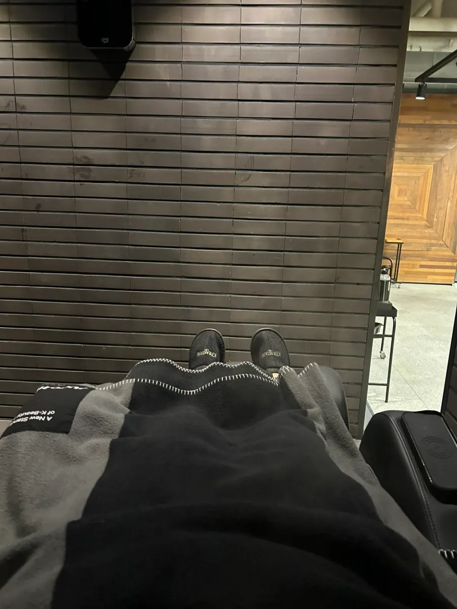 Resting under a blanket during the cold steam treatment