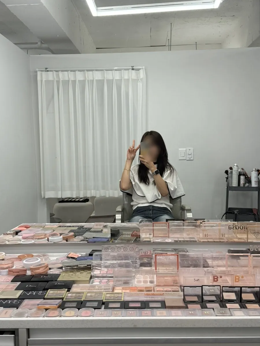 룸에 펼쳐진 다양한 색조 제품