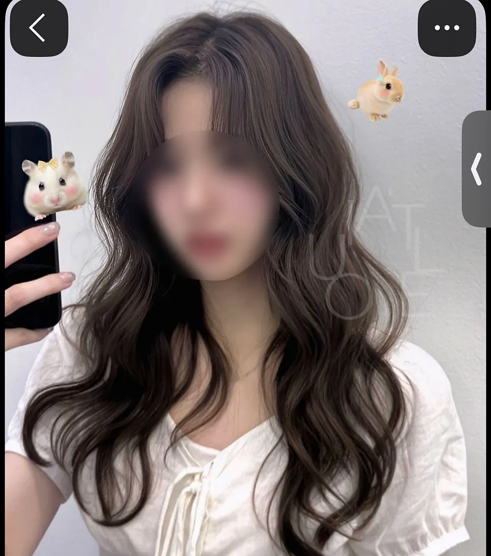 메이크업 진행 중인 모습