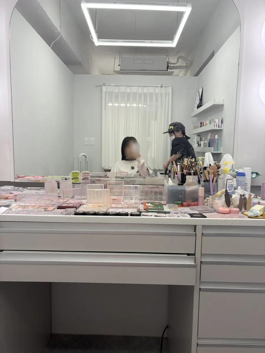 Styling chair where the daily makeup consultation takes place