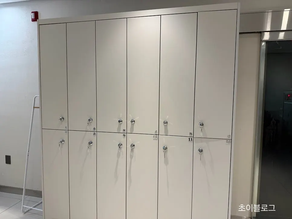 헤어오일과 샴푸가 진열된 데스크