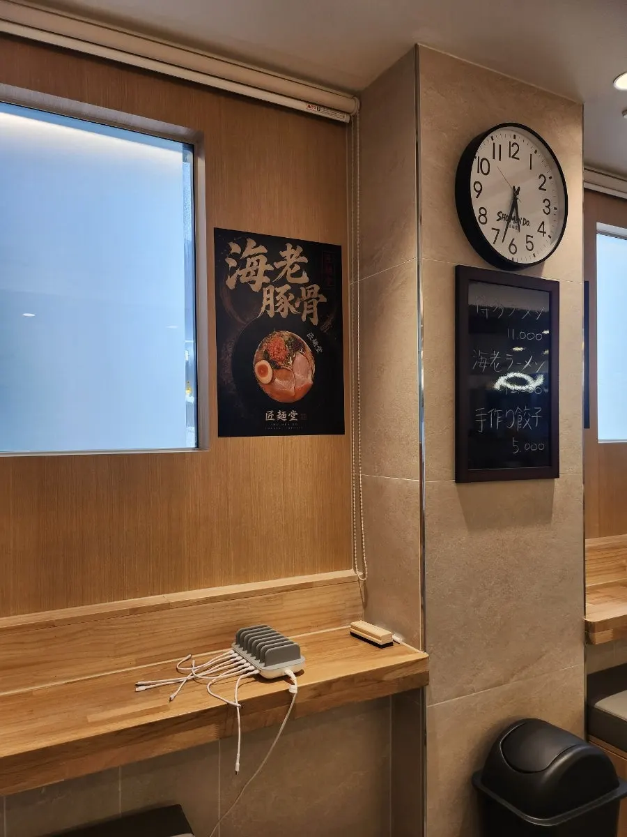 小巧干净的深面堂店内