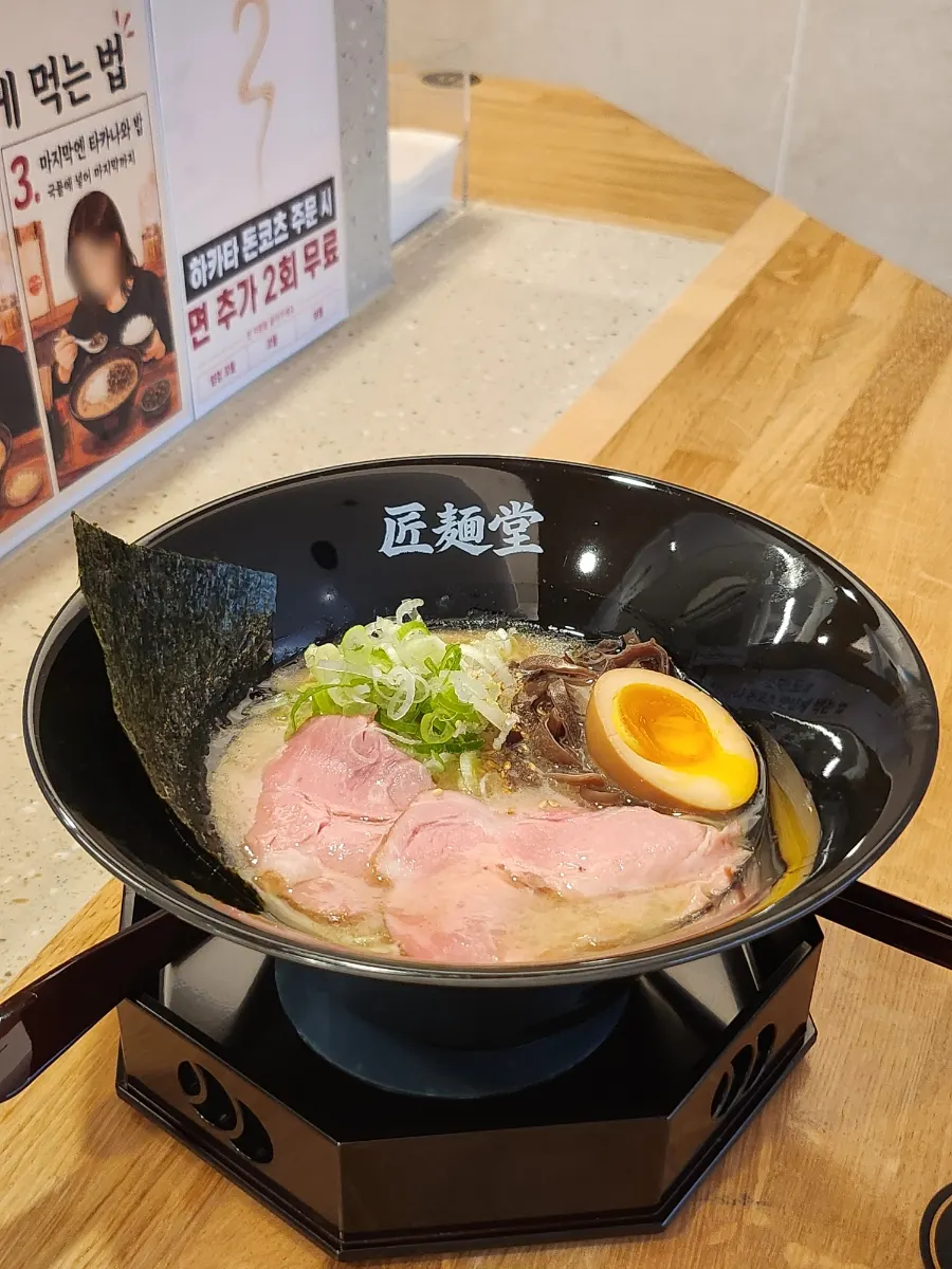 摆满配料的博多豚骨拉面一碗