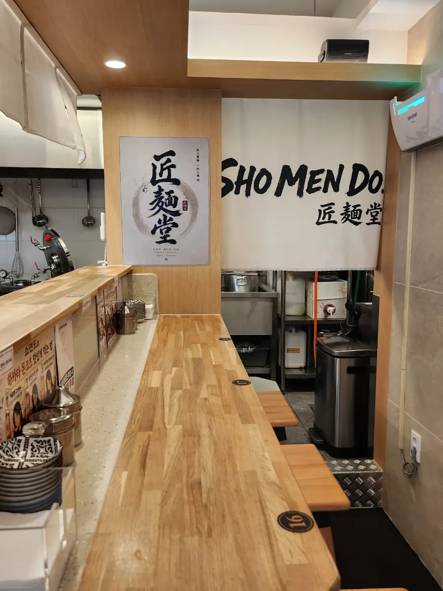 洗手间门上挂着的小钥匙扣