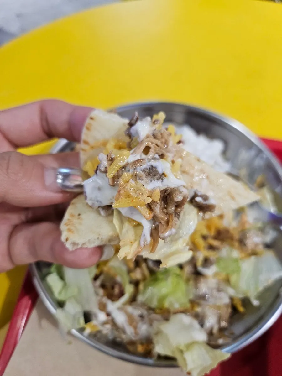 화이트 소스가 올라간 고기