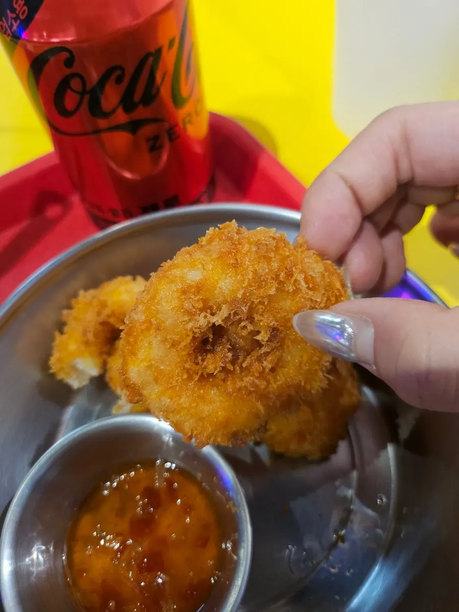 칠리소스와 함께 나온 쉬림프 링 네 조각
