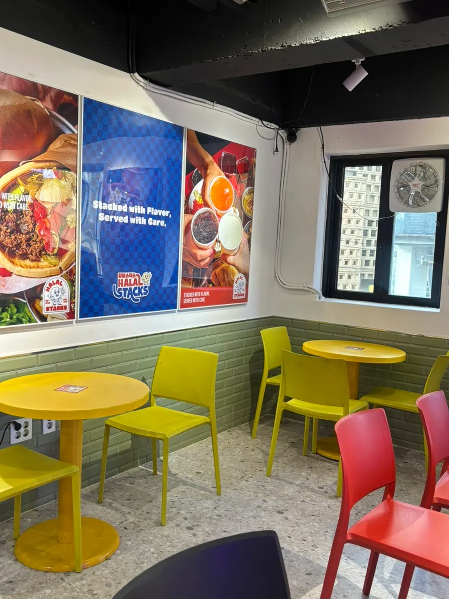 Restaurant seating including solo window seats