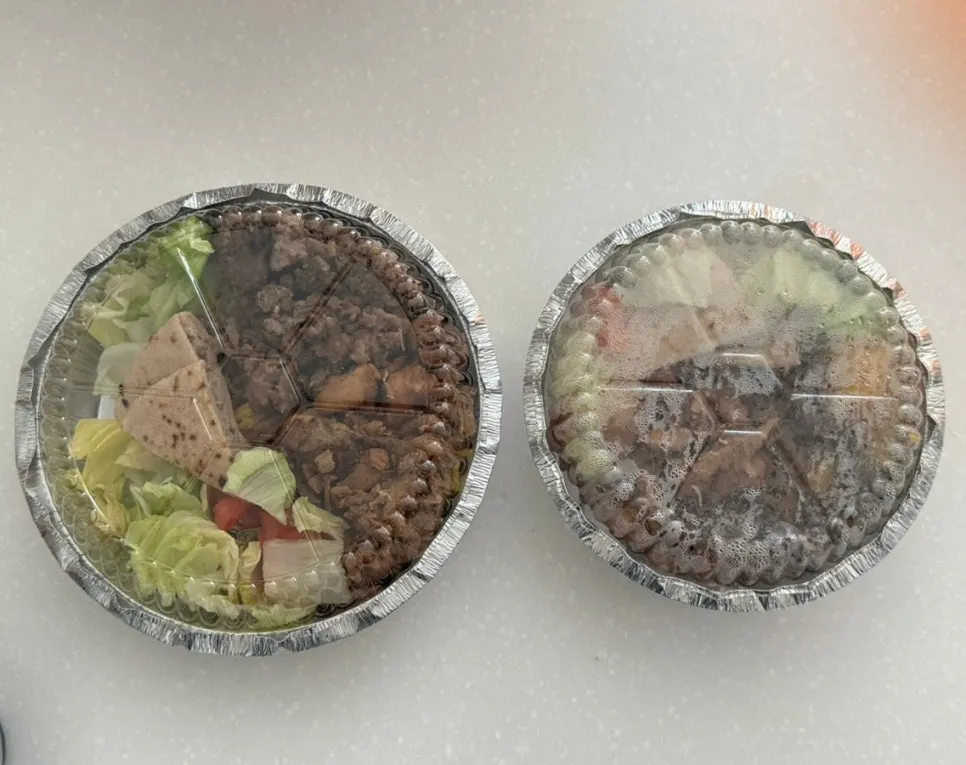 바스마티 라이스 위에 올라간 치킨과 자이로