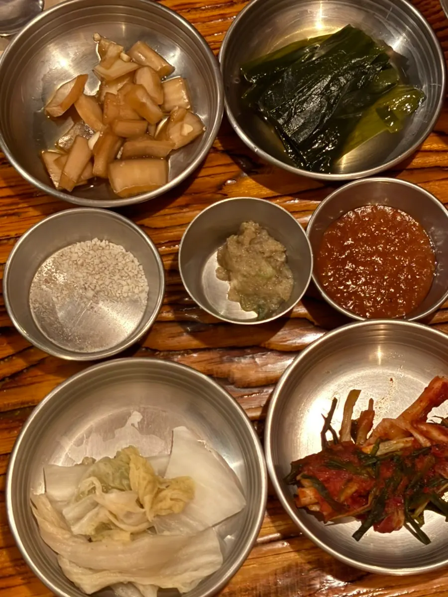 고기와 함께 나오는 기본 반찬 상차림