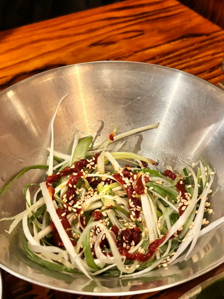백김치와 명이나물을 포함한 고기 반찬