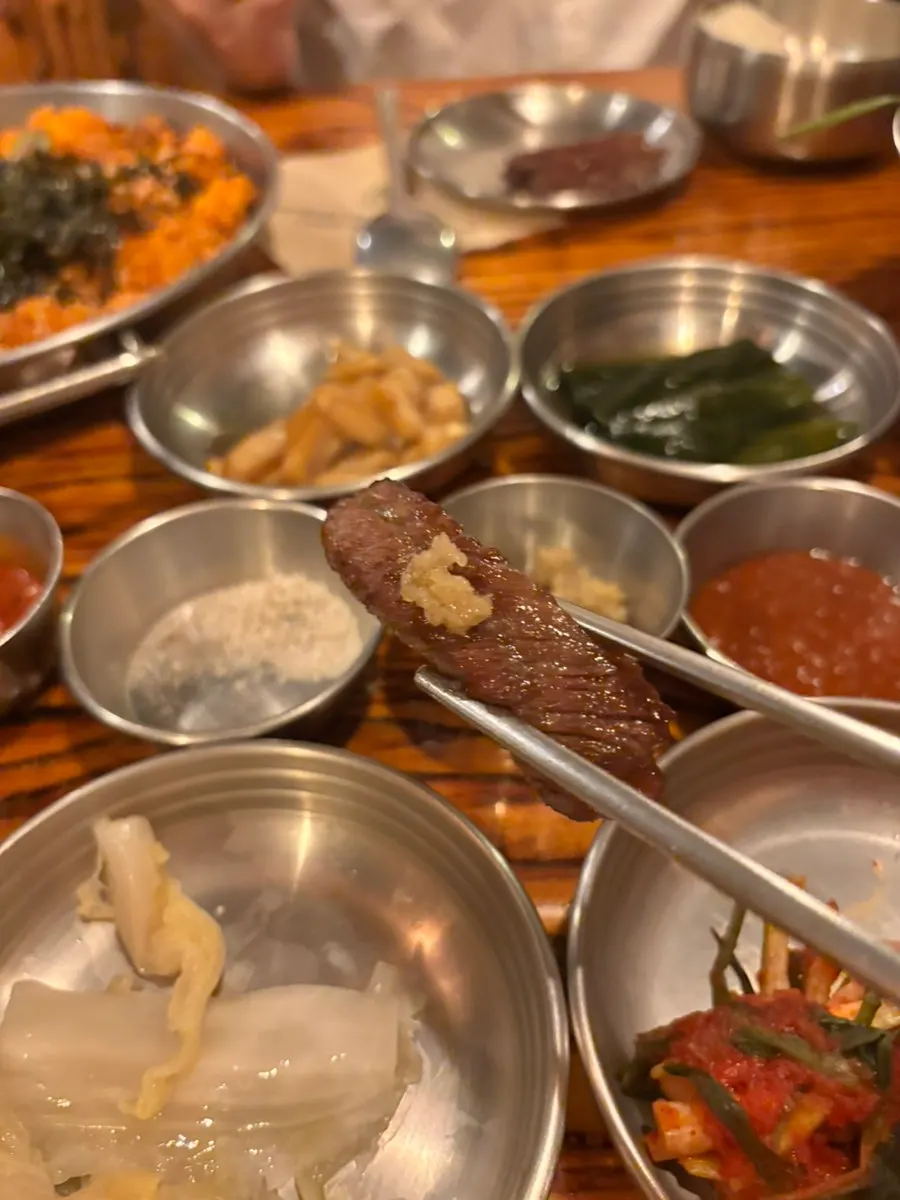 고기와 곁들이는 백김치와 명이나물