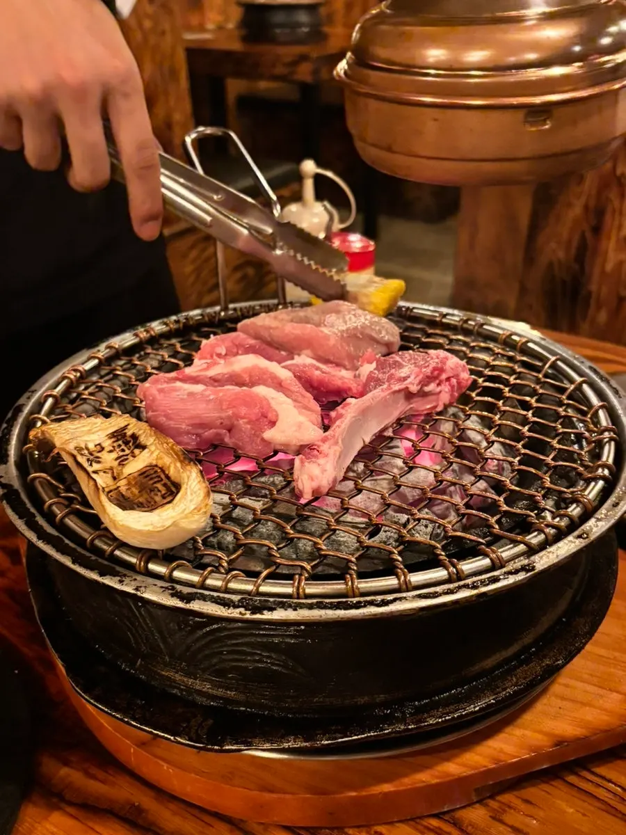 직원이 구워준 한돈 갈비살과 오겹살