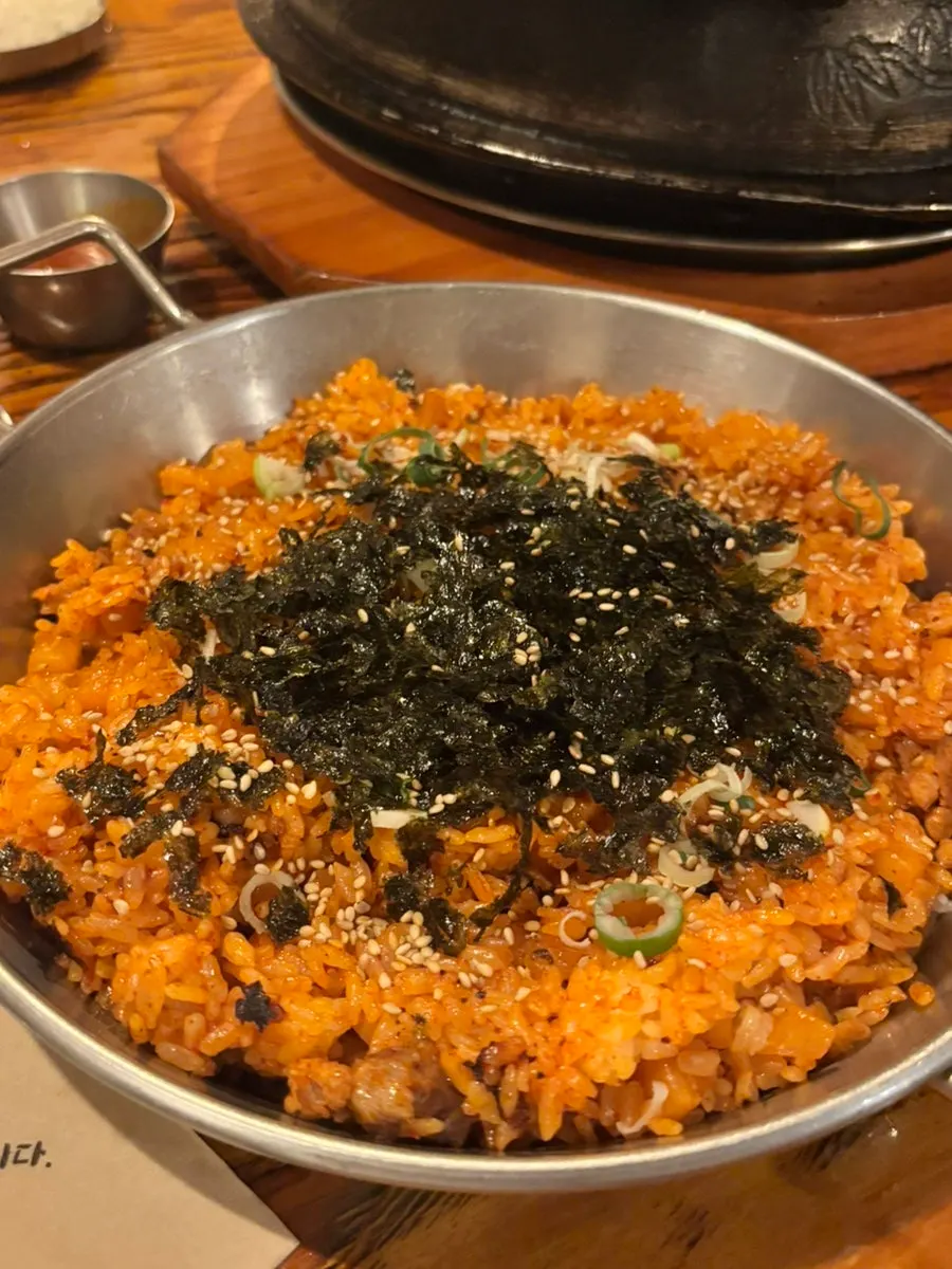 고기 식사 뒤 주문한 깍두기 볶음밥