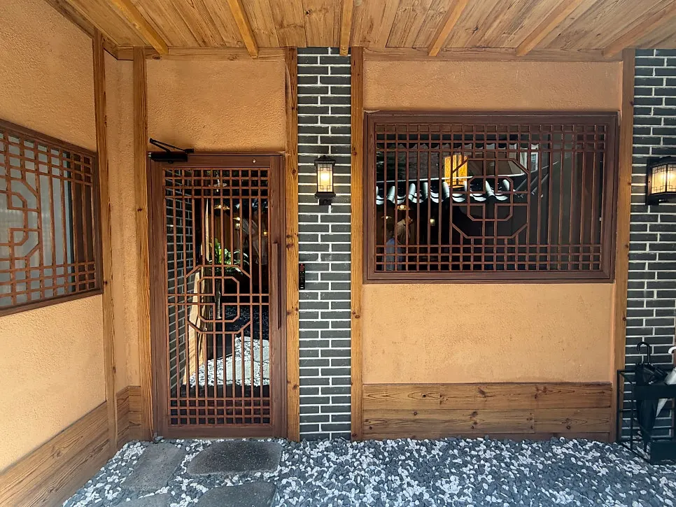 Anok’s space with roof tiles and lattice doors
