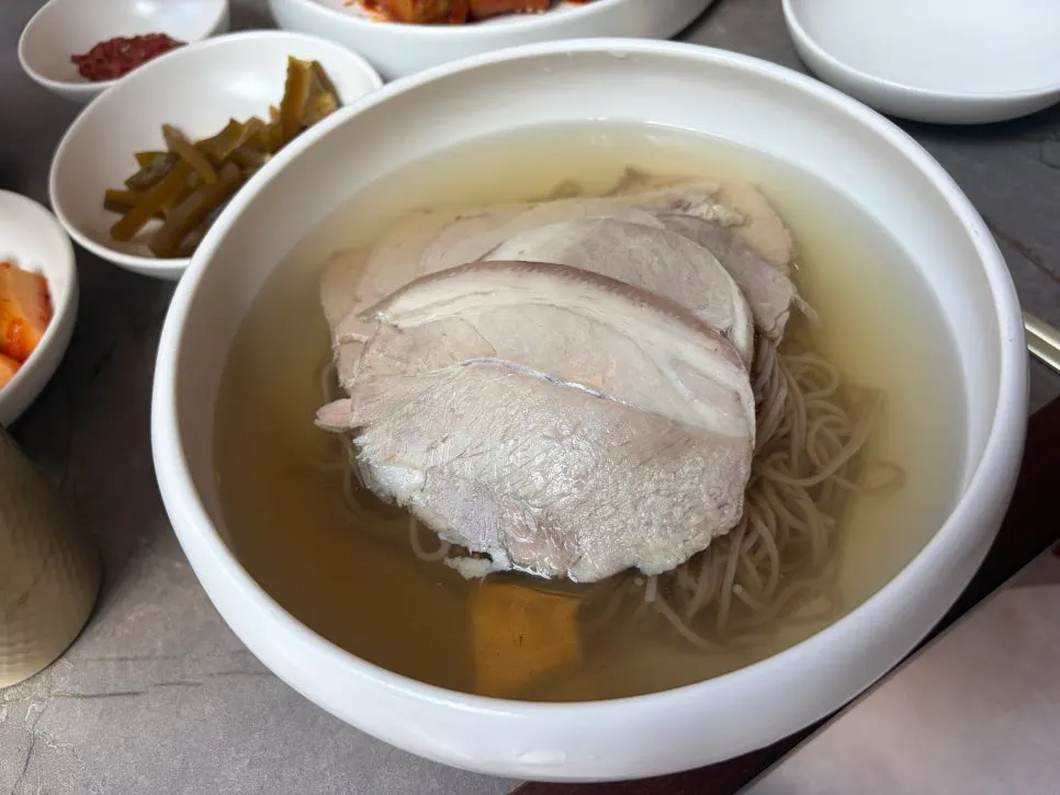 Anok side dishes with kimchi and kkakdugi