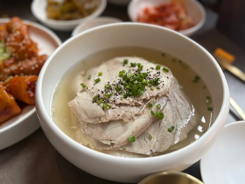 Pyongyang naengmyeon with seasonings for adjusting the flavor