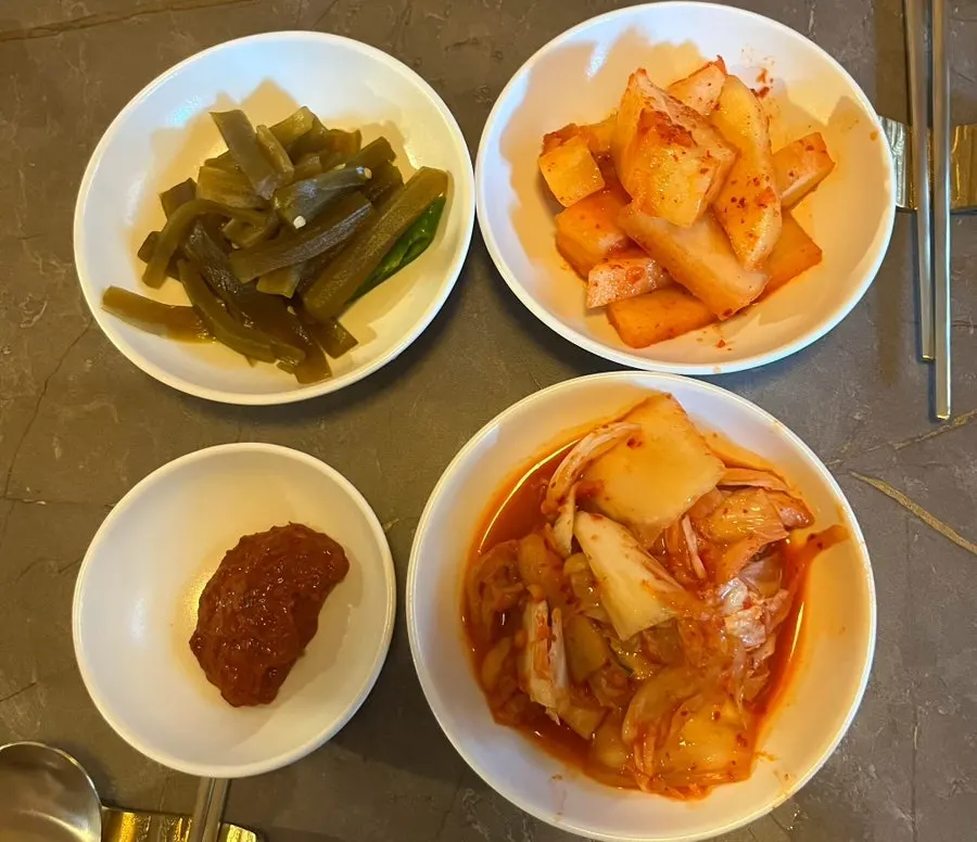 Kkakdugi, kimchi, and gungchae side dishes