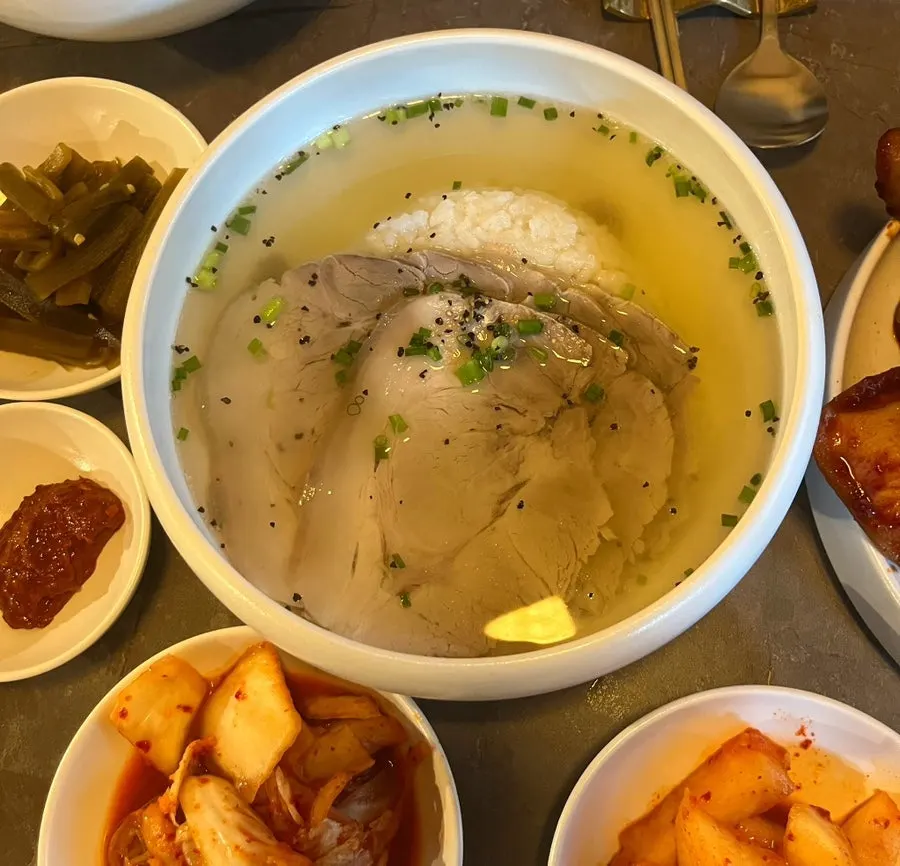 Clear gomtang and warm boiled pork