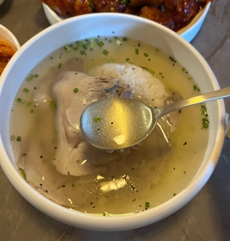 Clear, clean gomtang broth