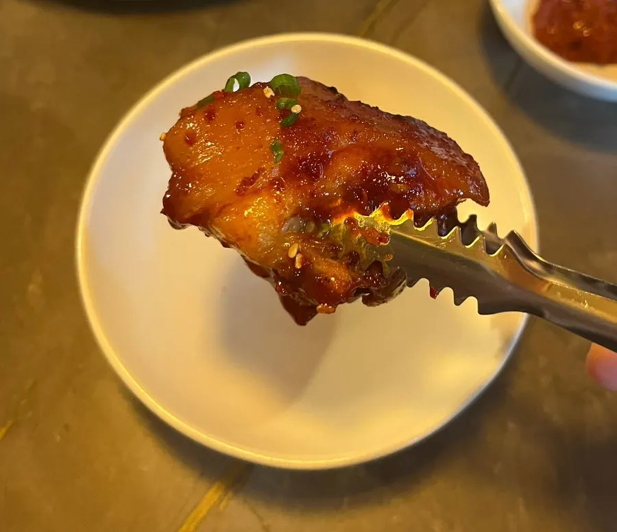 Braised pork tails with spicy sauce