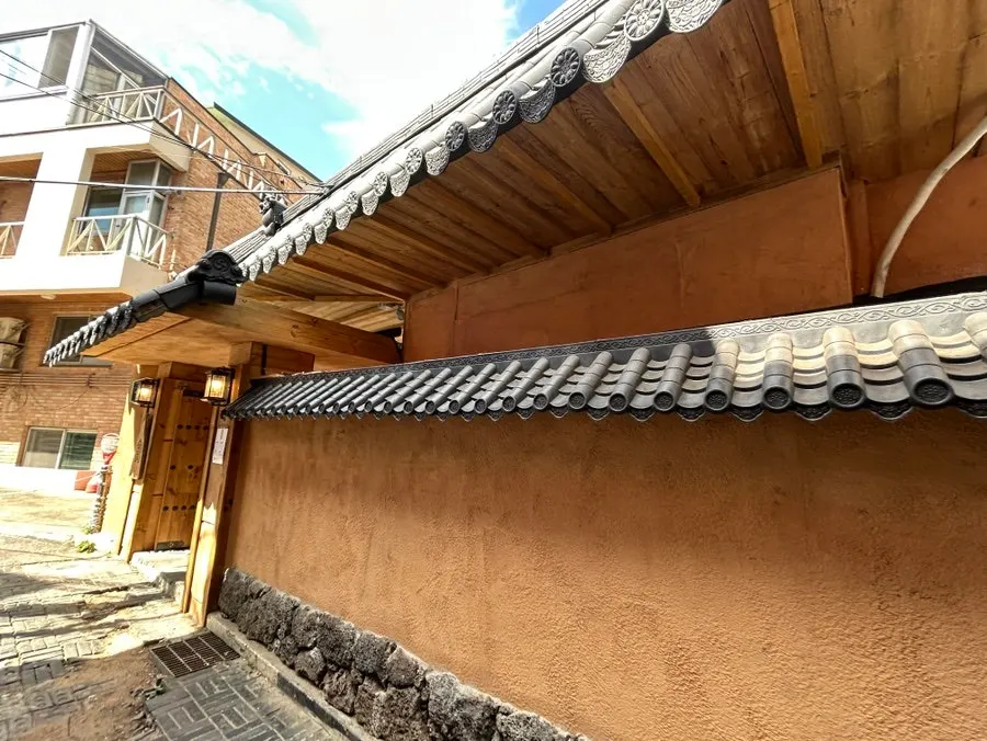 Anok hanok encountered in an alley